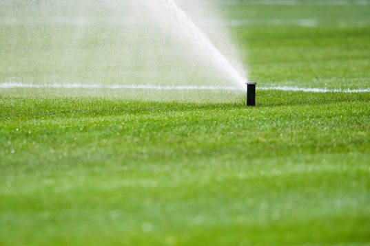 En vattenspridare innan fotbollsmatchen i Svenska cupen