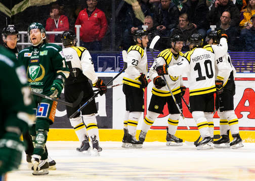 Brynäs Anton Rödin gör mål 2-3 och firar