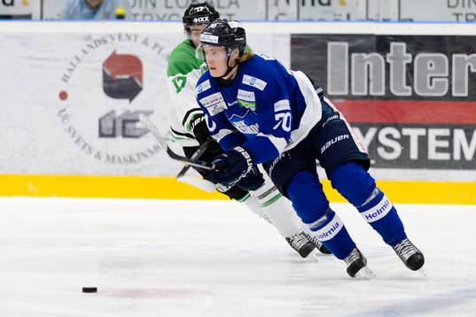 Rögles Taylor Matson jagar Karlskogas Juliuz Persson