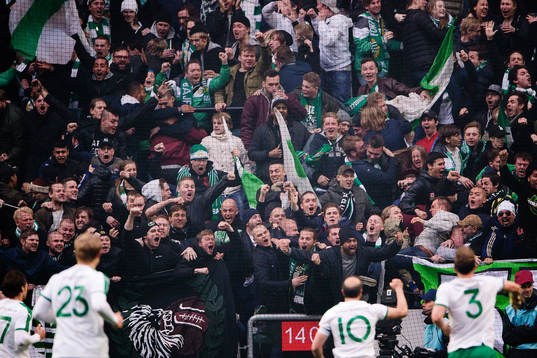 Hammarbys spelare jublar framför publiken