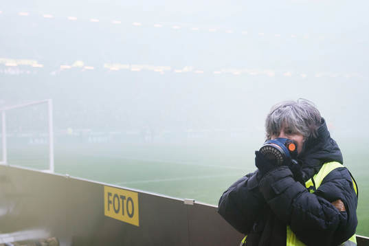 En funktionär har på sig en gasmask