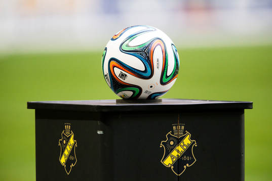 Matchbollen innan fotbollsmatchen i Svenska cupen mellan