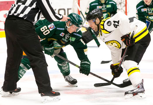 Färjestads Tero Koskiranta och Brynäs Greg Scott tekar