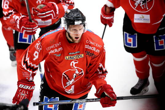 Vita Hästens Alexander Larsson jublar