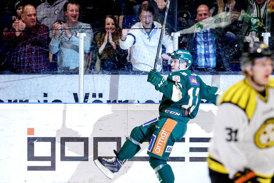Färjestads Linus Persson kvitterar till 3-3 och jublar