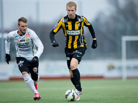 Häckens Simon Gustafson före Mjällbys Simon Nilsson
