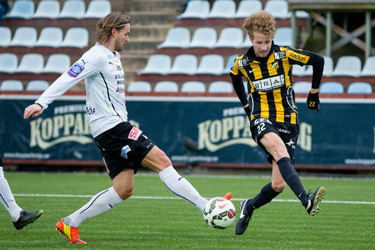 Häckens Samuel Gustafson mot Mjällbys Danny Ervik