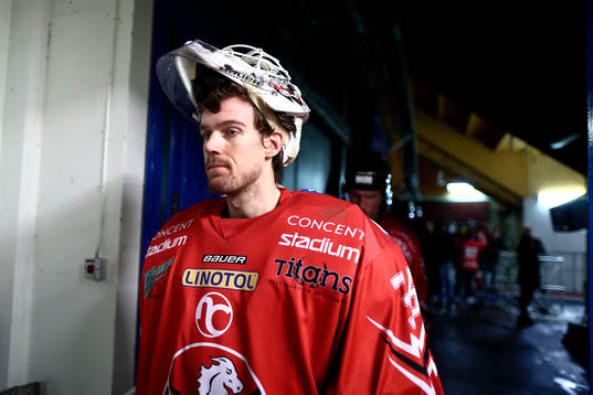 Vita Hästens Axel Brage på väg in i omklädningsrummet