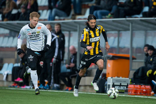 Häckens Leonard Zuta före Mjällbys David Löfqvist