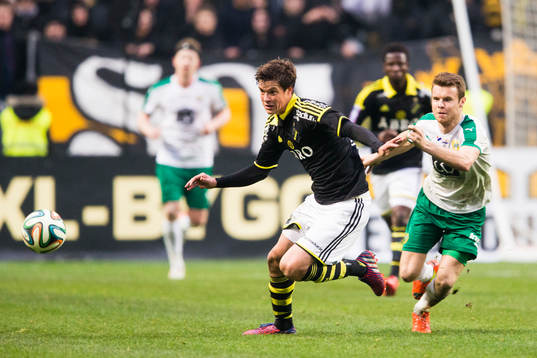 s Sauli Väisänen och Hammarbys Måns Söderqvist jagar