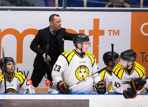 Brynäs tränare Thomas Berglund pekar åt spelarna i båset