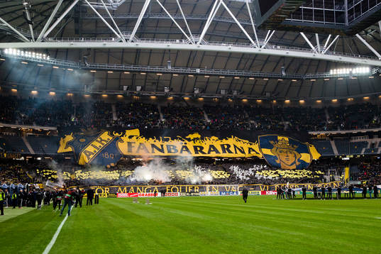 s supportrar med ett TIFO innan fotbollsmatchen i Svenska
