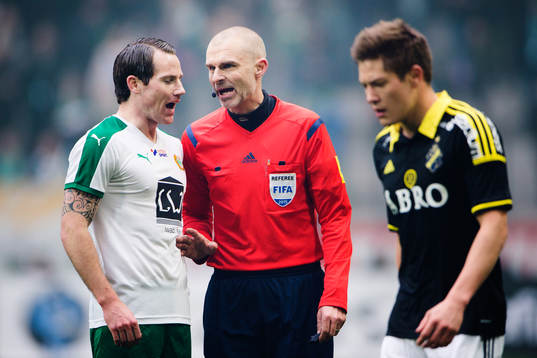 Hammarbys Johan Persson diskuterar med domare Michael
