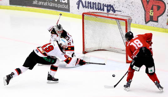 Vita Hästens Markus Gunnarsson gör mål och 2-0 medan