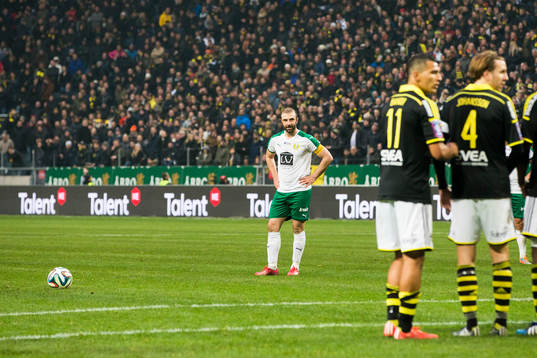 Hammarbys Kennedy Bakircioglu gör sig redom för en