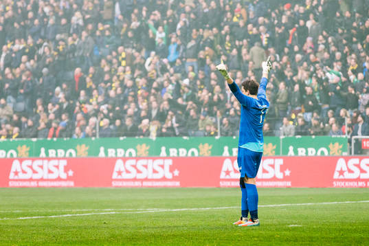 Hammarbys målvakt Johannes Hopf jublar