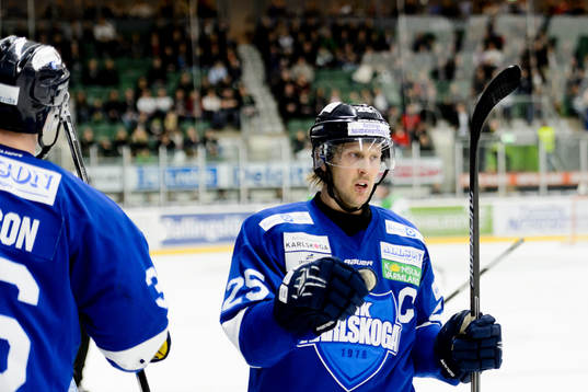 Karlskogas Martin Thelander firar med båset