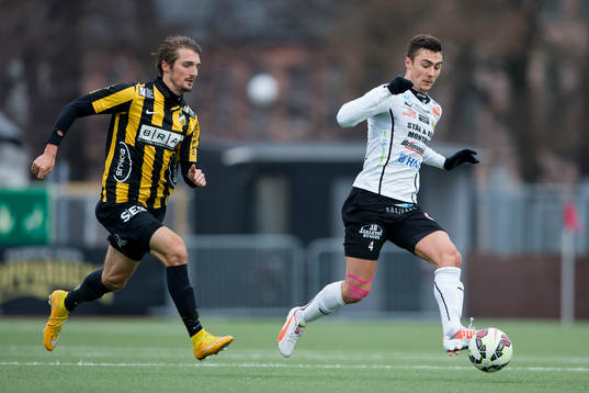 Häckens Dardan Rexhepi jagar Mjällbys Robin Cederberg