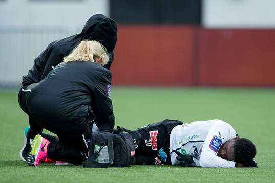 Mjällbys Kwame Bonsu skadade sig och tvingades utgå