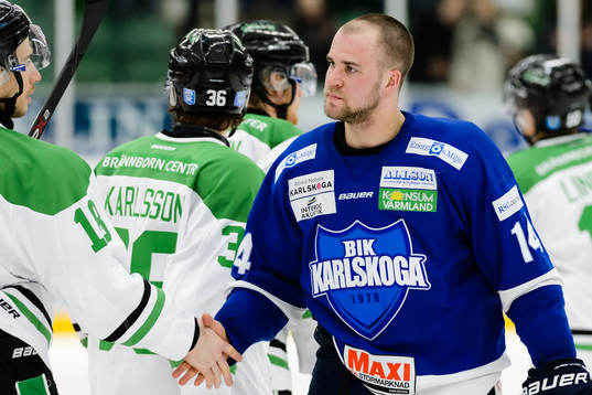Karlskogas Henrik Björklund tackar för matchen i kvalet
