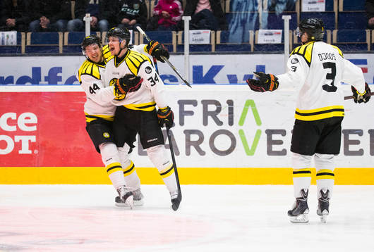 Brynäs Jacob Blomqvist firar Daniel Brodins 1-1 mål