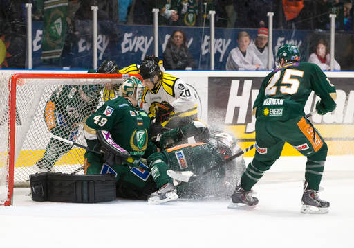 Brynäs Adam Brodecki framför Färjestads målvakt Justin