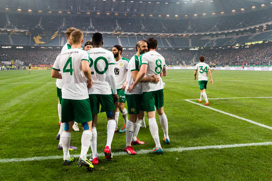 Hammarbys Kennedy Bakircioglu och hand lagkamrater jublar