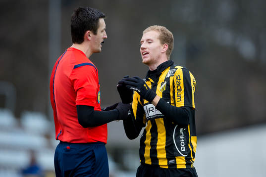 Häckens Simon Gustafson får en tillsägelse av domare