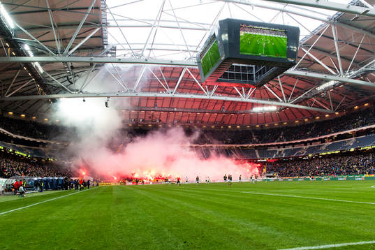 s supporters tänder bengaler innan andra halvlek av