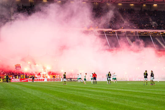 s supporters tänder bengaler innan andra halvlek av