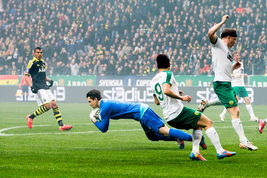 Hammarbys målvakt Johannes Hopf med en räddning
