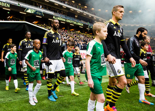 s Henok Goitom gör entré innan fotbollsmatchen i Svenska