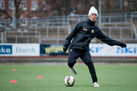 Häckens Joel Andersson värmer upp innan fotbollsmatchen i