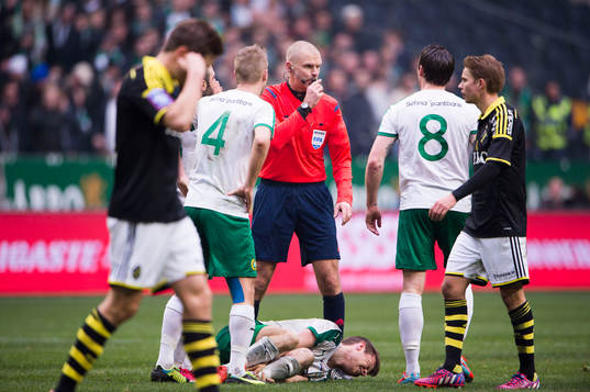 Domare Michael Lerjéus blåser i sin pipa medans Hammarbys