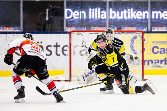 Karlskronas Kelsey Tessier med ett skott förbi Västerås