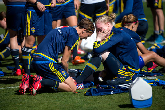 Sveriges Therese Sjögran knyter skorna åt målvakt Hedvig