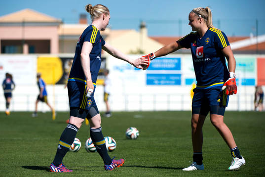 Sveriges målvakt Hedvig Lindahl och målvakt Hilda Carlén