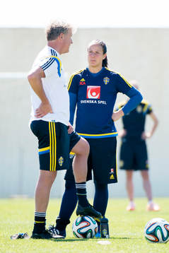 Sveriges målvaktstränare Mikael Olsson pratar med