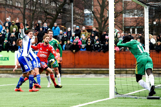 Ljungskiles Ken Sema räddar på mållinjen