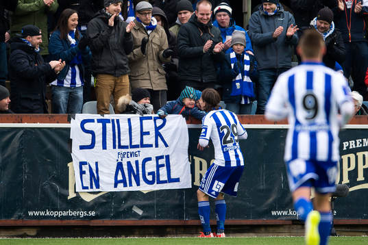 IFK Göteborgs Lasse Vibe springer fram och pussar sina