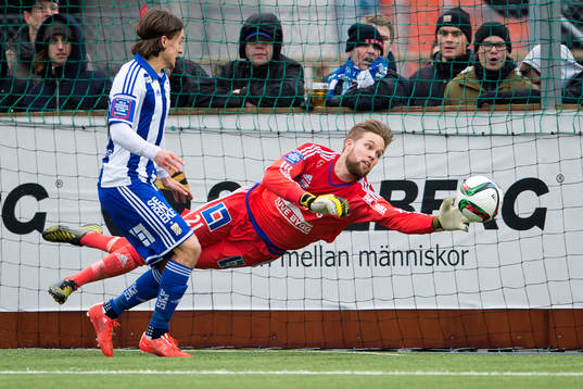 Ljungskiles målvakt Jonathan Johansson tar en boll