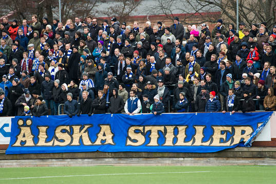 Blått-klacken med en banderoll med texten "Älska Stiller"