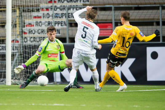 Brommapojkarnas målvakt Davor Blazevic räddar skott från