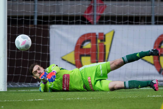 Brommapojkarnas målvakt Davor Blazevic räddar skott från