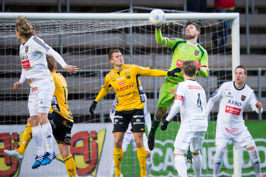 Brommapojkarnas målvakt Davor Blazevic boxar undan bollen