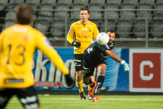 Elfsborgs målvakt Abbas Hassan kastar ut bollen