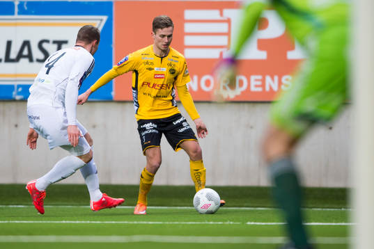Elfsborgs Adam Lundqvist försöker ta sig förbi