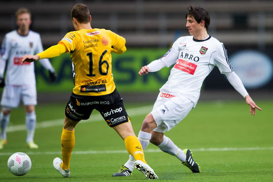 Brommapojkarnas Gabriel Petrovic rensar undan bollen