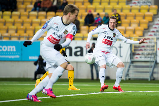 Brommapojkarnas Nicklas Bärkroth rensar undan bollen