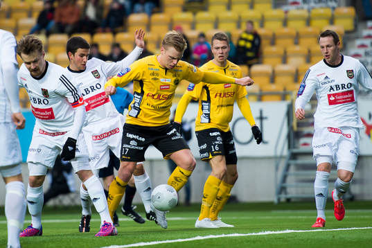 Kamp mellan Elfsborgs Per Frick och Brommapojkarnas Jacob